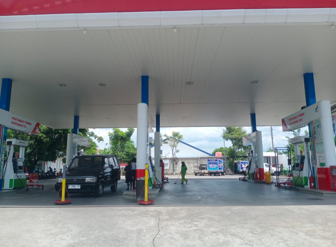 PELAYANAN: Petugas SPBU melayani konsumen dengan menggunakan scan barcode MyPertamina, belum lama ini. (ANDIKA TRISNA SAPUTRA/RADAR KUDUS)