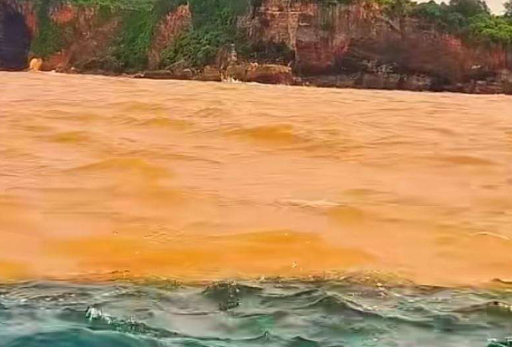 Fenomena air Pantai Baron, Gunungkidul, Yogyakarta dua warna, Senin (24/11/2025)