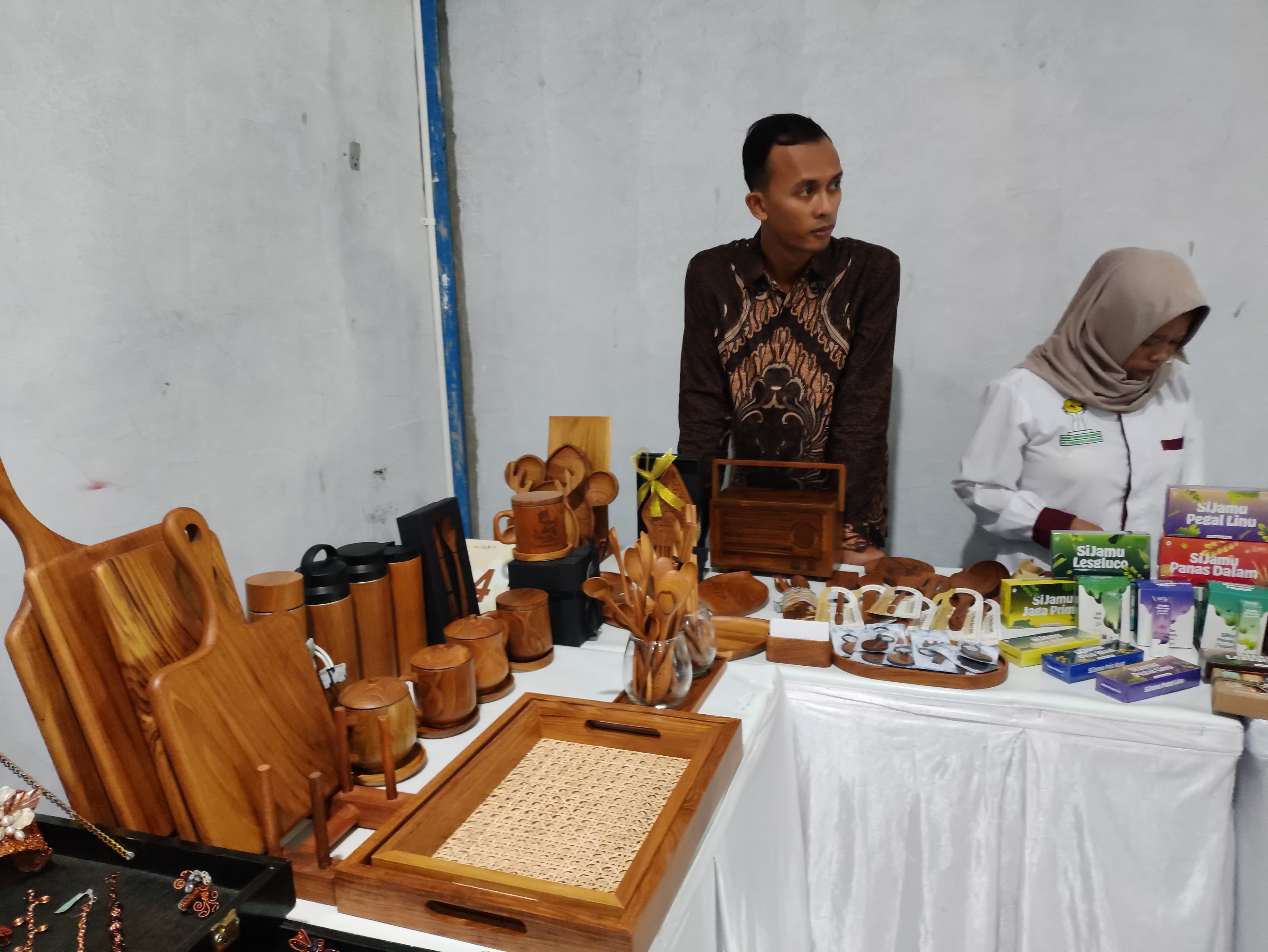 BERSAING: Pelaku UMKM menunjukkan produk andalannya yang akan dikurasi.