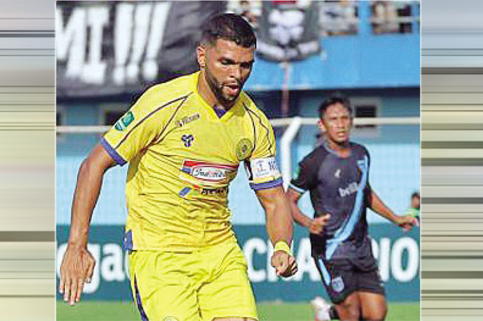 PENYEGARAN: Striker Persiku Igor (kiri) berusaha melewati pemain Persela Lamongan.