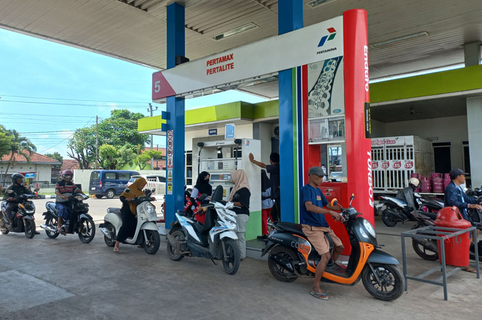 NYAMAN: Para pelanggan di SPBU area Kalinyamatan tengah mengantre membeli bahan bakar pada Senin (24/11).