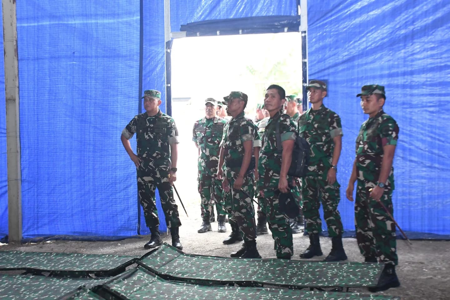 CEK FASILITAS: Pangdam IV/Diponegoro Mayjen TNI Achiruddin mengecek fasilitas istirahat personel yang bertugas di Mako Yonif 888 kemarin.