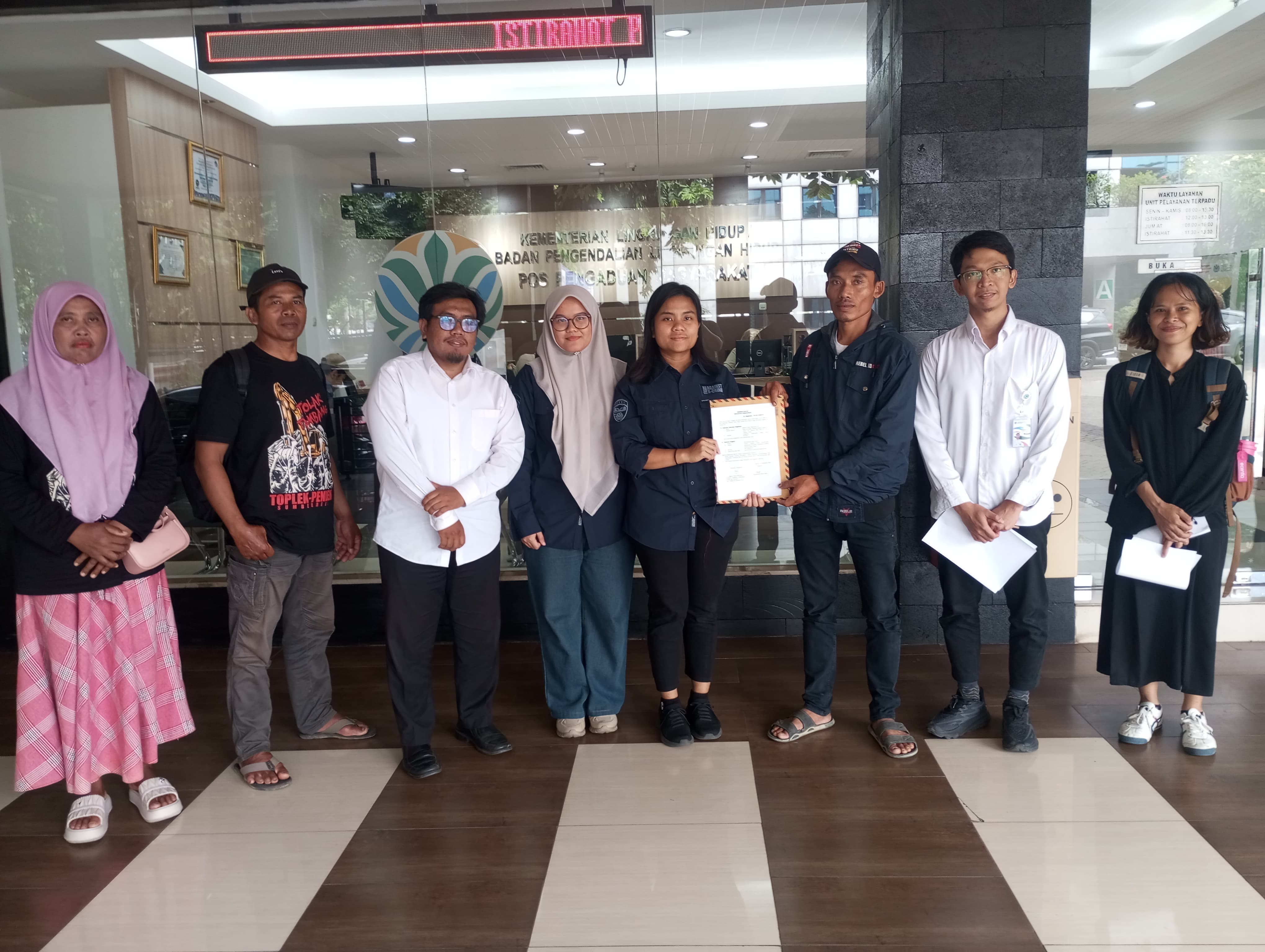 LESTARI: Para pejuang lingkungan dari Sumberrejo, Jepara dan Dayunan, Kendal didampingi mengadukan persolan ke Gakkum KLHK pada Rabu (26/11).