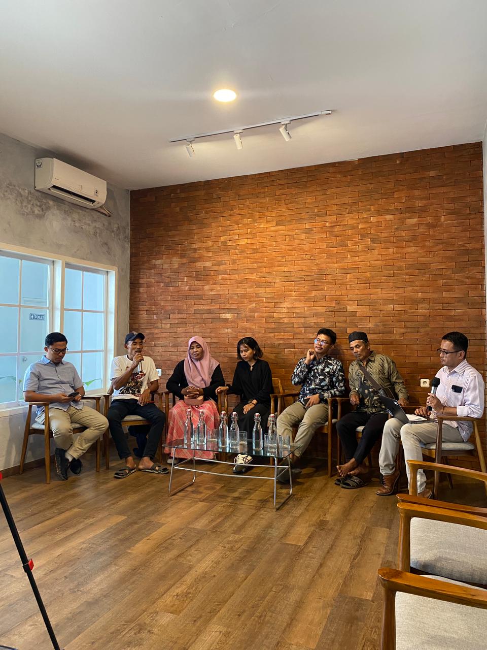 ADIL: Warga Sumberrejo Amri tengah menyampaikan keresahan warga dalam sesu konferensi pers di Jakarta pada Rabu (26/11).