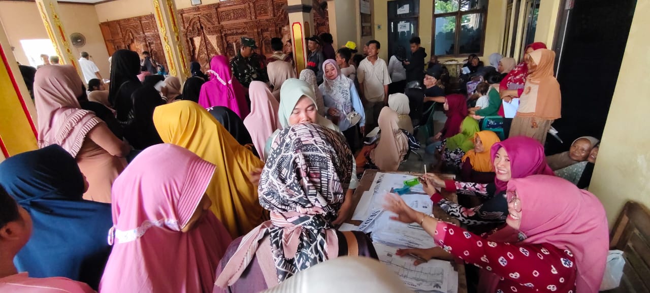 ANTRI &ndash; Ratusan warga Kecamatan Grobogan berdesakan menunggu pencairan program bantuan sosial kemensos PJ di Balai Desa Kelurahan Grobogan, kemarin.