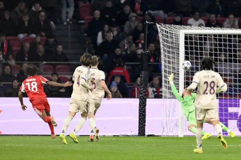 Gelandang Benfica Leandro Barriero berhasil mencetak gol ke gawang Ajax pada pertandingan Liga Champions di Stadion Johan Cruijff ArenA, Amsterdam, Selasa (25/11/2025).