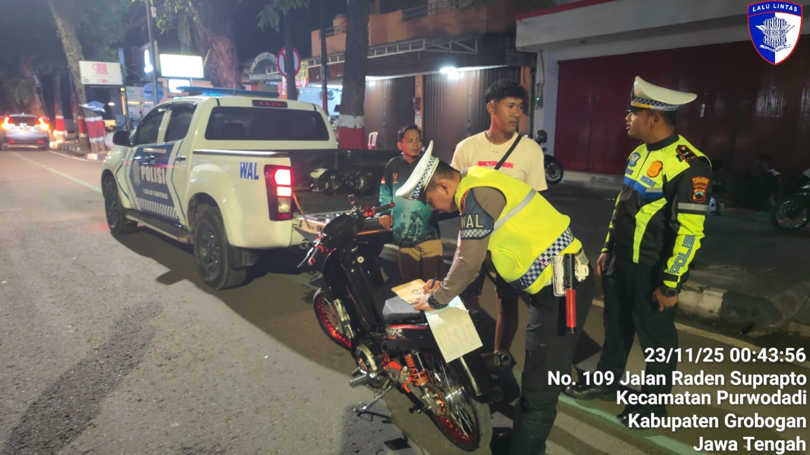 OPS ZEBRA: Petugas Satlantas Grobogan saat menindak balap liar di Jalan R Suprapto Purwodadi.
