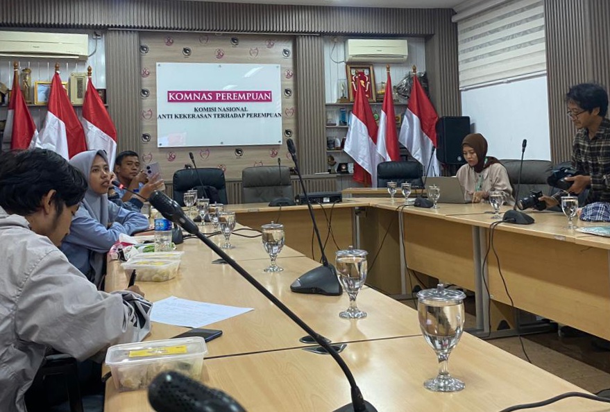 TUNTUT KEADILAN: Para pejuang lingkungan dari Sumberrejo, Jepara dan Dayunan, Kendal didampingi mengadukan persolan ke Komnas HAM pada Rabu (26/11).