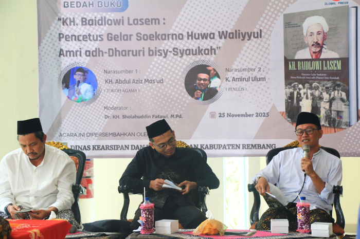 DISKUSI: Pelaksanaan bedah buku KH Baidlowi Lasem oleh narasumber didampingi moderator di aula Perpusda Rembang kemarin.