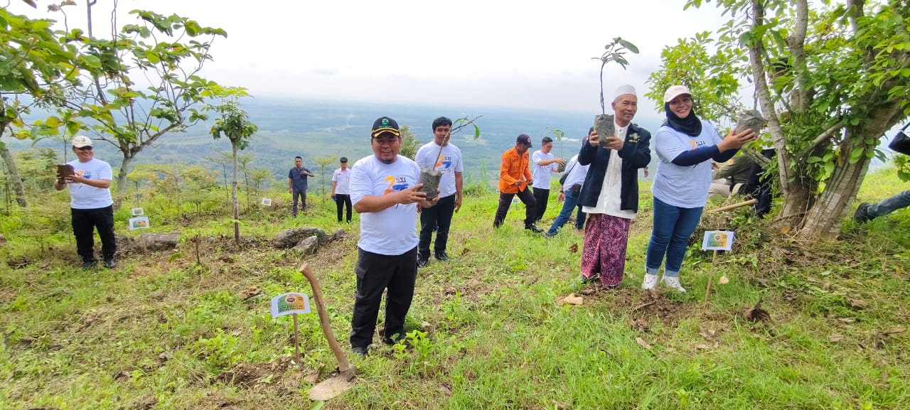 TANAM POHON &ndash; Ketua DPRD Grobogan Lusia Indah Artani bersama Adm KPH Purwodadi Untoro Tri Kurniawan melakukan penanaman pohon  bersama IJTI Muria Raya di kawasan Bukit Salam Desa Sumberjatipohon