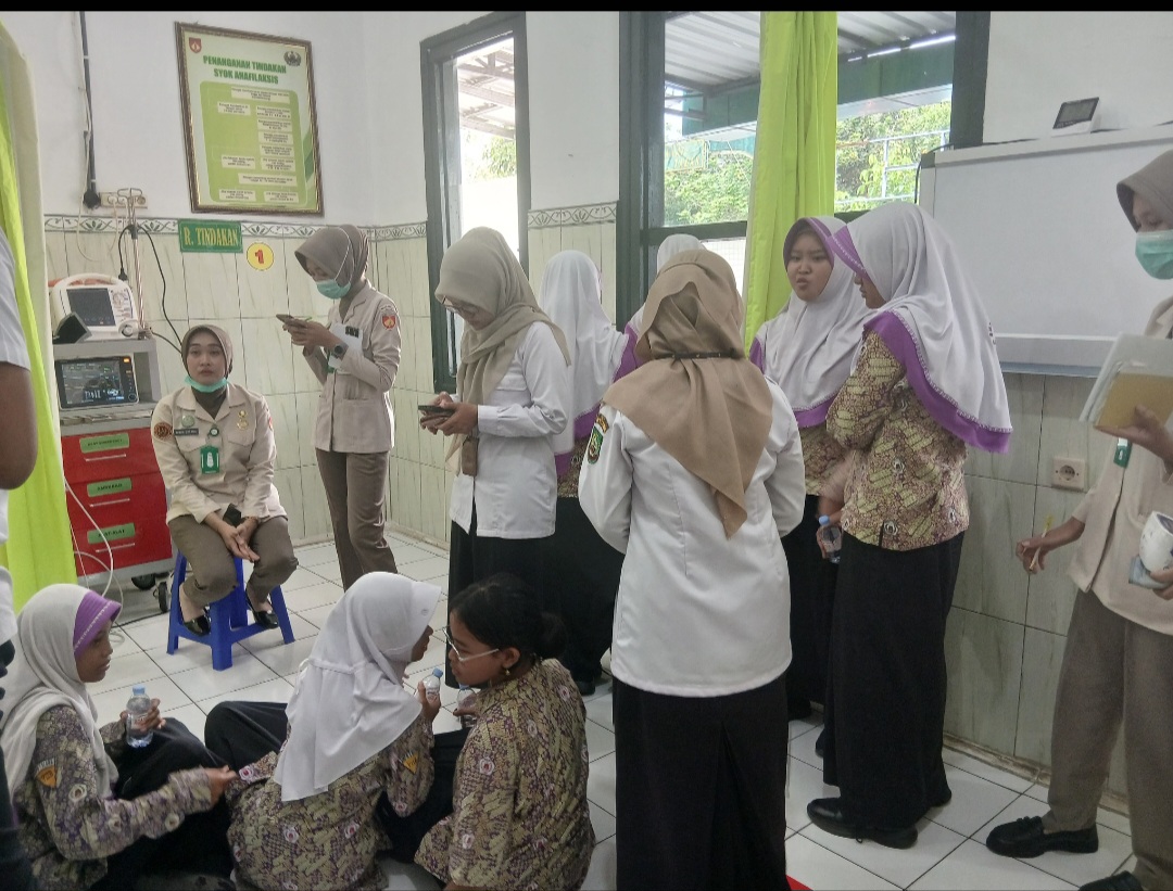 PRIHATIN: Para siswa SMP N 1 Blora saat menjalani perawatan di Rumah Sakit DKT Blora.