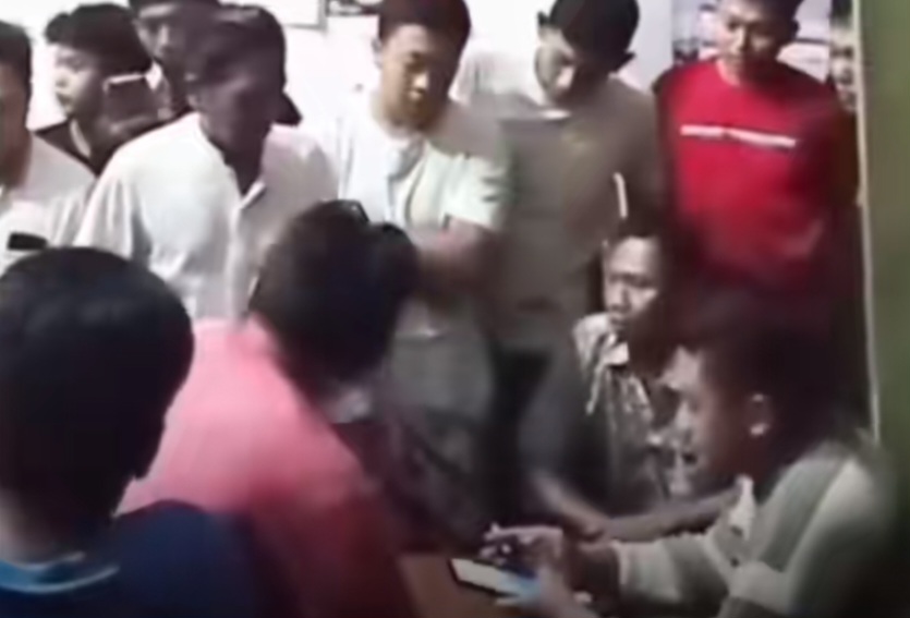 TAK BERKUTIK: Warga tengah mengintrogasi MK di Balai Desa Telukwetan pada Selasa (25/11) malam.