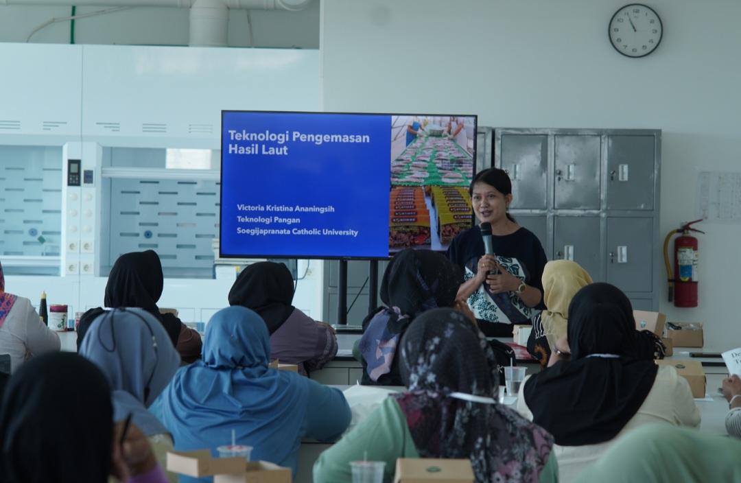 BERDAYA: Para perempuan pesisir tengah mengikuti workshop.