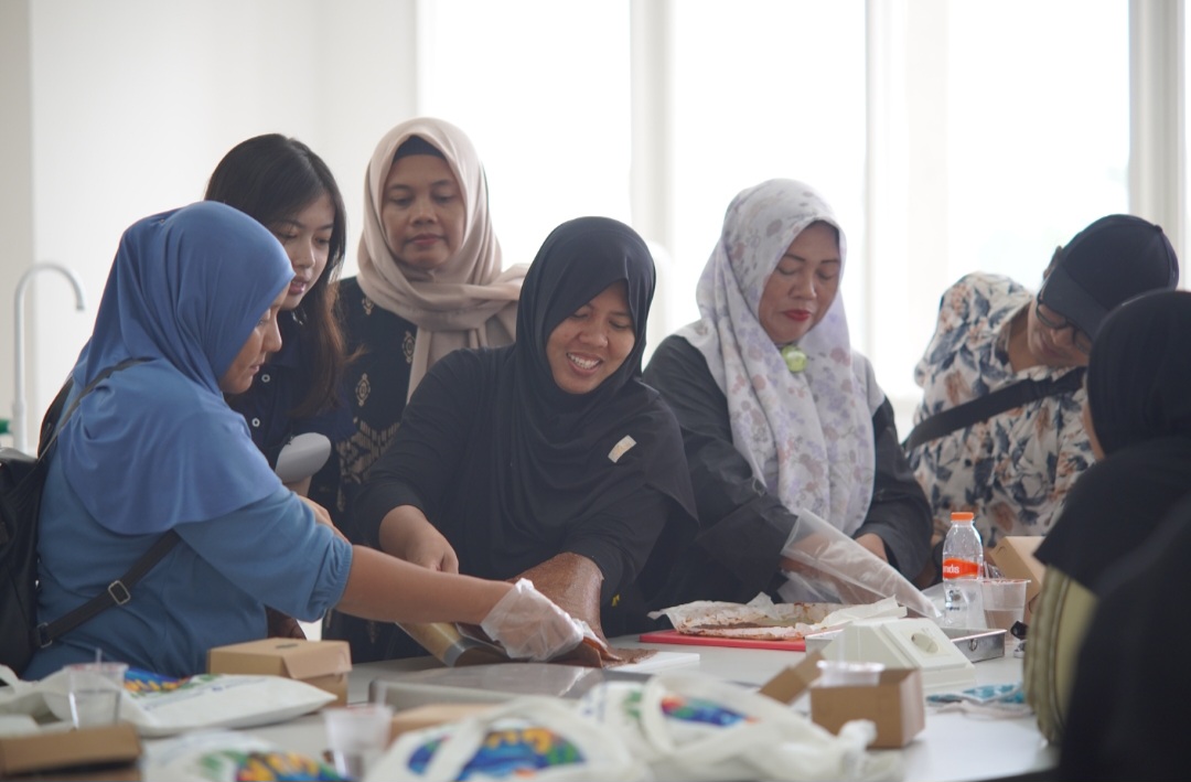 TELATEN: Ibu-ibu tengah melakukan pengolahan bahan makanan.