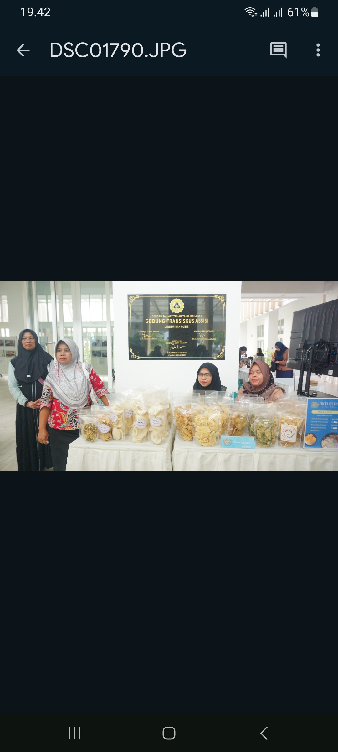 BERDAYA: Ibu-ibu tengah memamerkan hasil olahannya.