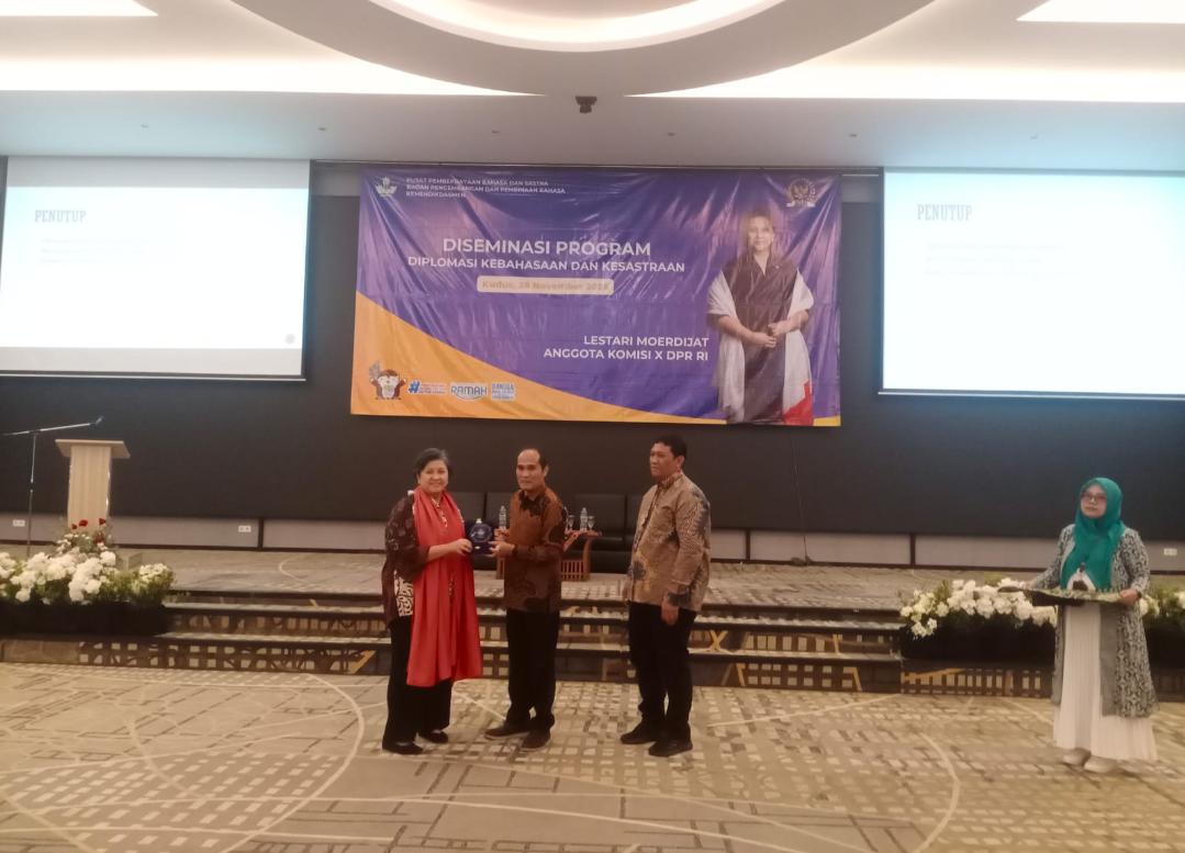 SERAH TERIMA: Kepala Pusat Pemberdayaan Bahasa dan Sastra Kemendikdasmen, Iwa Lukmana memberikan cinderamata kepada Wakil Ketua MPR RI, Lestari Moerdijat usai seminar di Hotel Gryptha, Rabu (26/11).