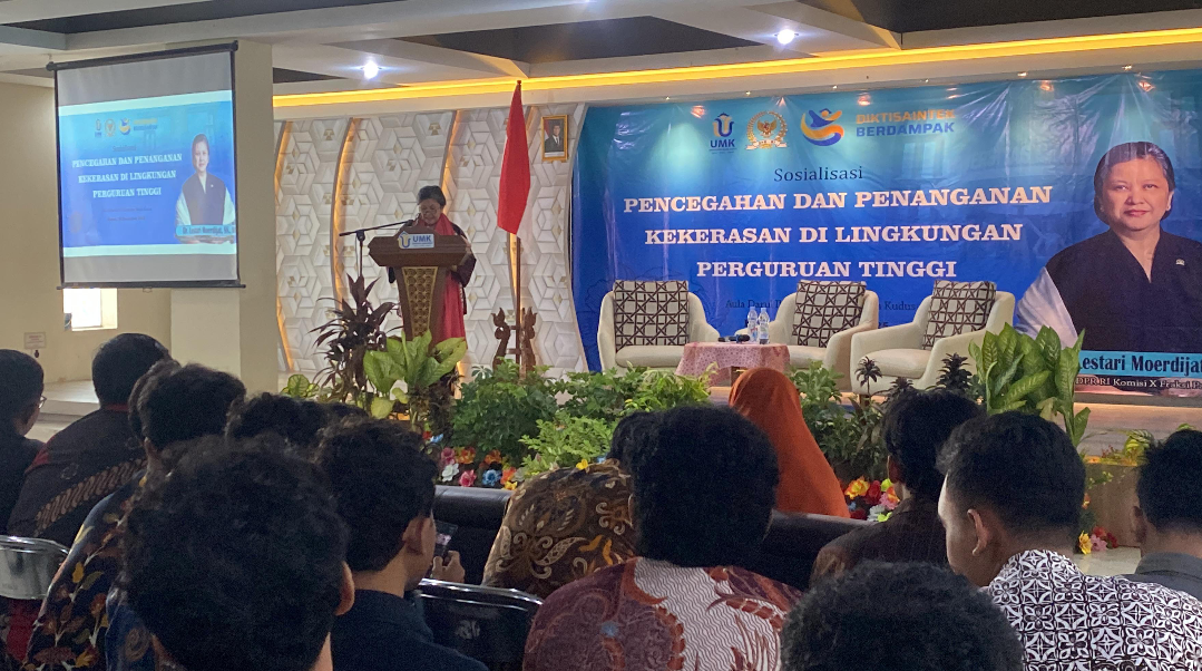 GAUNGKAN: Wakil Ketua MPR RI, Lestari Moerdijat memberikan pemahaman terkait pencegahan dan penanganan kekerasan di aula masjid UMK, Rabu (26/11). (ANDIKA TRISNA SAPUTRA/RADAR KUDUS)