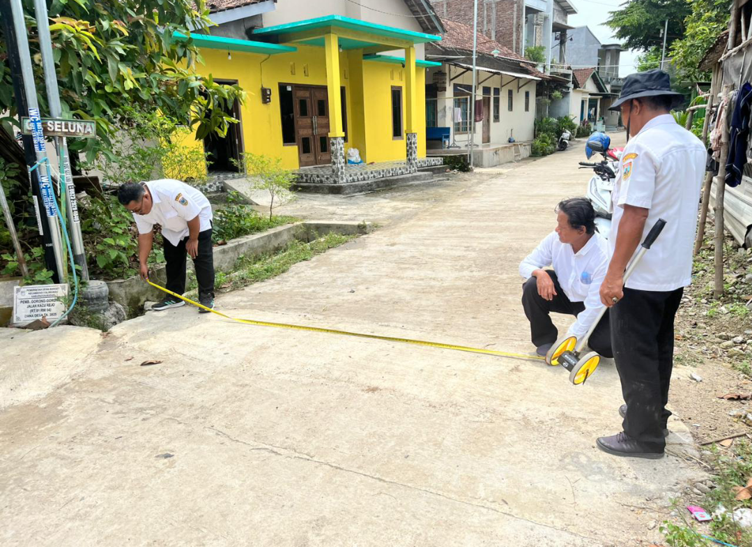MONITORING: Tim monitoring melakukan pengecekan lapangan di Desa Banget, Rabu (26/11). (KEC KALIWUNGU UNTUK RADAR KUDUS)