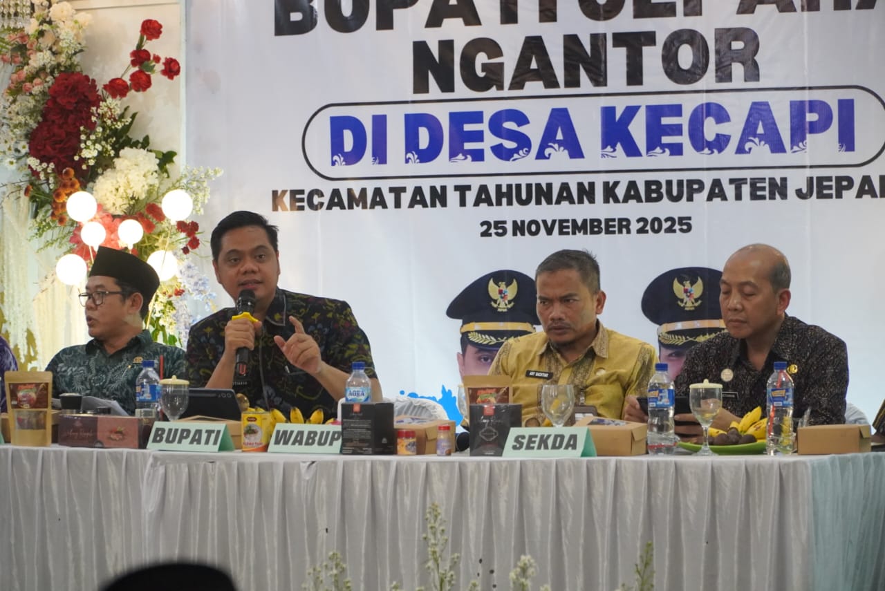 PROGRESIF: Bupati Jepara Witiarso Utomo saat menghadiri acara Ngantor di Desa Kecapi.