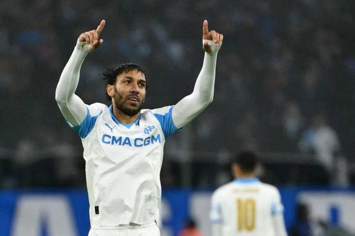 Penyerang Marseille Pierre-Emerick Aubameyang merayakan keberhasilannya mencetak gol ke gawang Newcastle