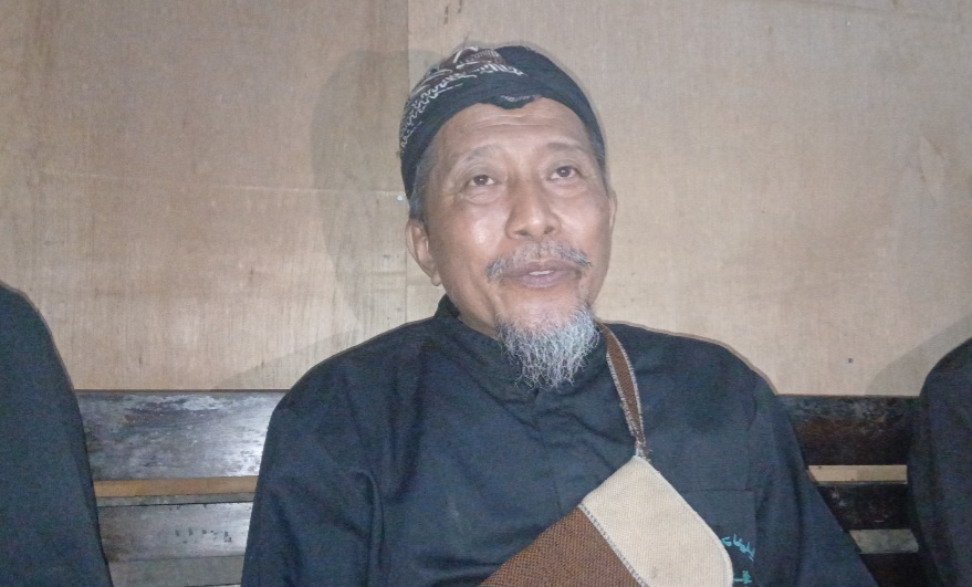 HATI-HATI: Eko Purwanto, 58 Murid Mbah Lasiyo saat memberikan keterangan ke media.