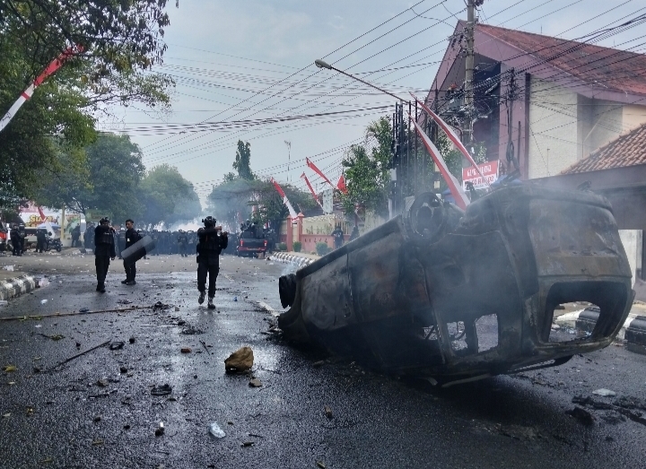 DIBAKAR: Mobil provos terbakar ketika demo 13 Agustus lalu di area Alun-alun Pati.