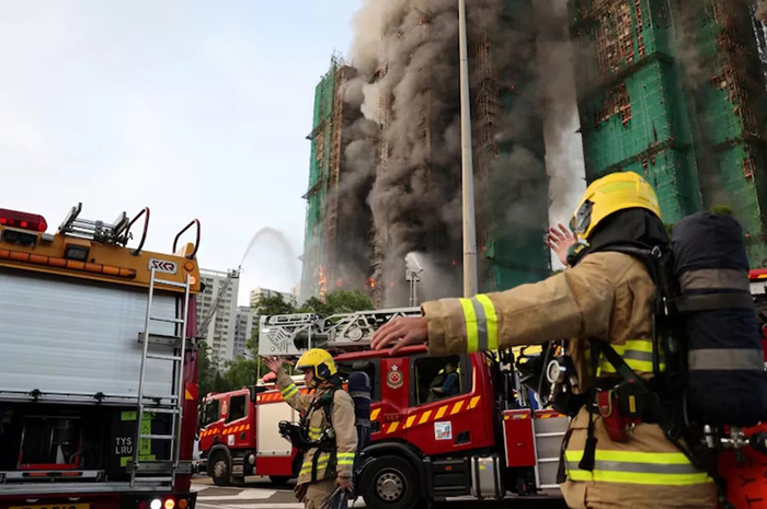 Pemadam Kebakaran Hong Kong saat memadamkan api di Tai Po, Rabu (26/11).