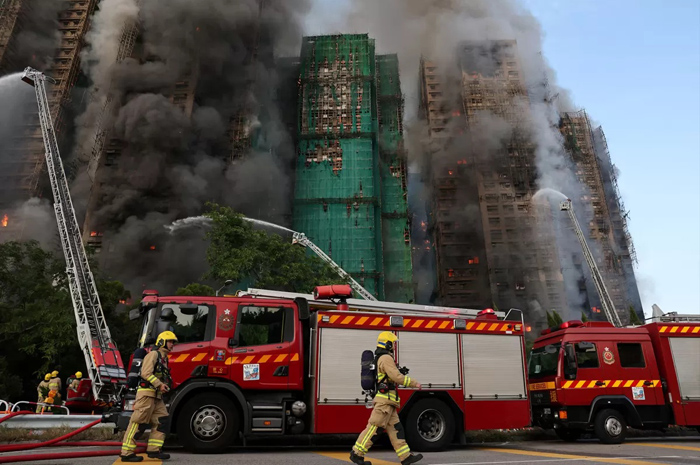 Pemadam Kebakaran Hong Kong saat memadamkan api di Tai Po, Rabu (26/11).