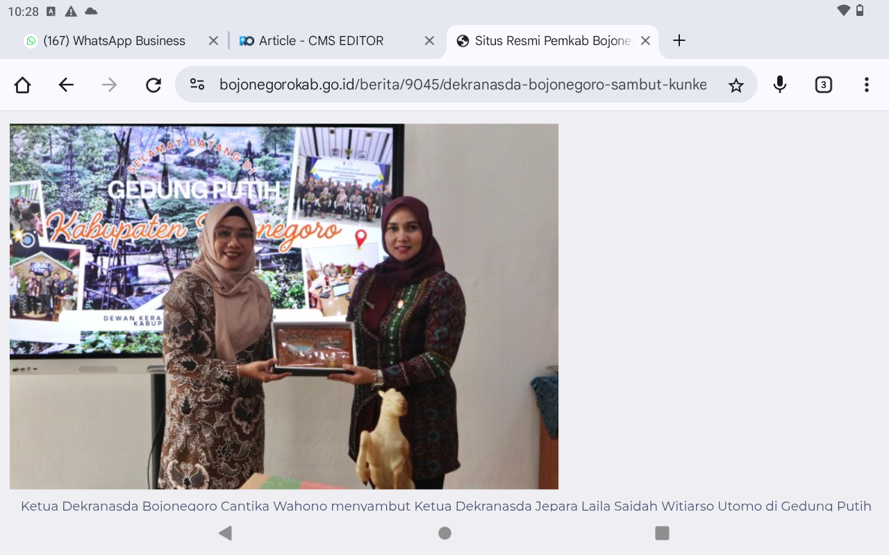 KOLABORASI: Ketua Dekranasda Bojonegoro Cantika Wahono menyambut Ketua Dekranasda Jepara Laila Saidah Witiarso Utomo di Gedung Putih Pemkab Bojonegoro, Rabu (26/11/2025).