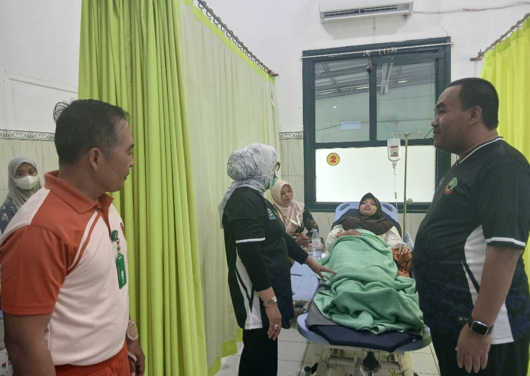 PEDULI: Bupati Blora Arief Rohman (kanan) saat menjenguk para korban keracunan MBG di Rumah Sakit DKT.