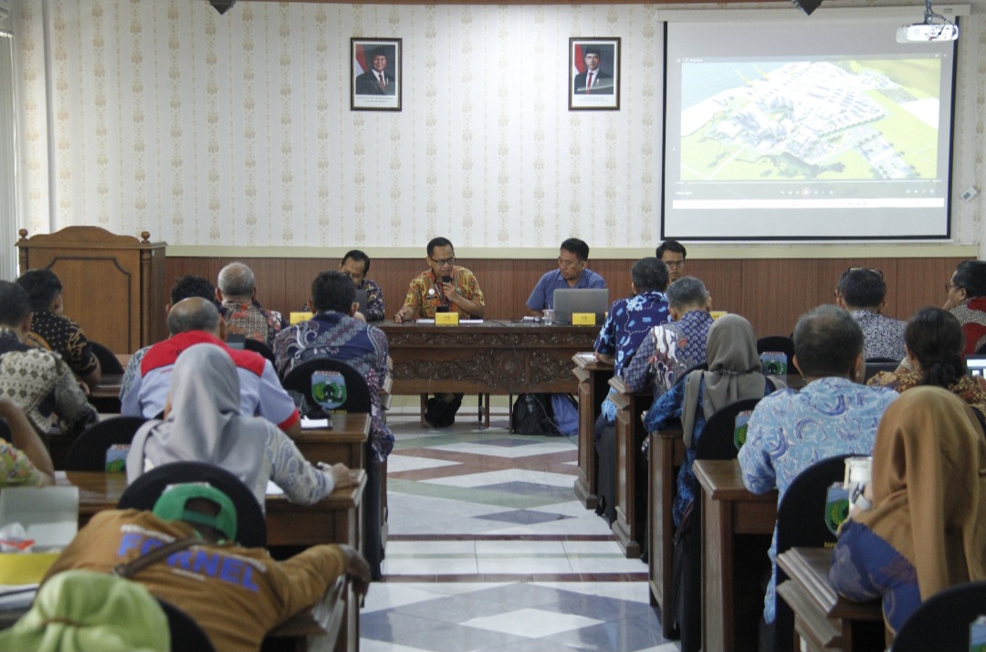 FGD: Forkopimda serta perwakilan masyarakat dan nelayan mengawal paparan penyusunan FS Pelabuhan dan Kawasan Peruntukan Industri pada Kamis (27/11).
