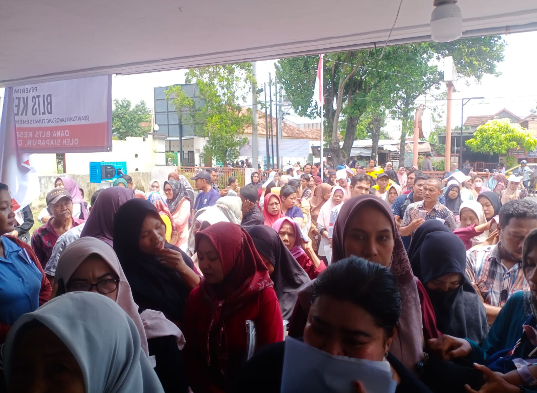 ANTREAN: Sejumlah warga Kec. Jati penerima BLTS mengantre kurang lebih dua jam di Kantor Pos setempat, Kamis (27/11). (ANDIKA TRISNA SAPUTRA/RADAR KUDUS)