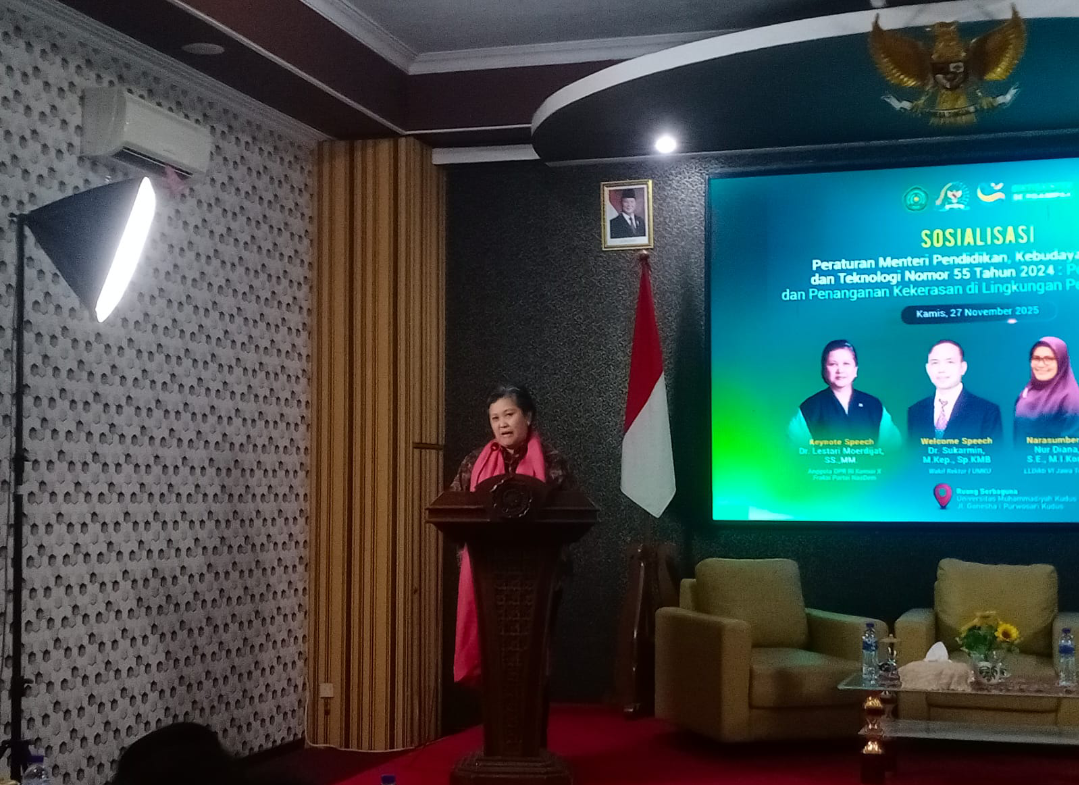 MATERI KUNCI: Wakil Ketua MPR RI, Lestari Moerdijat mensosialisasikan pencegahan dan penanganan kekerasan di Ruang Serbaguna UMKU, Kamis (27/11). (ANDIKA TRISNA SAPUTRA/RADAR KUDUS)