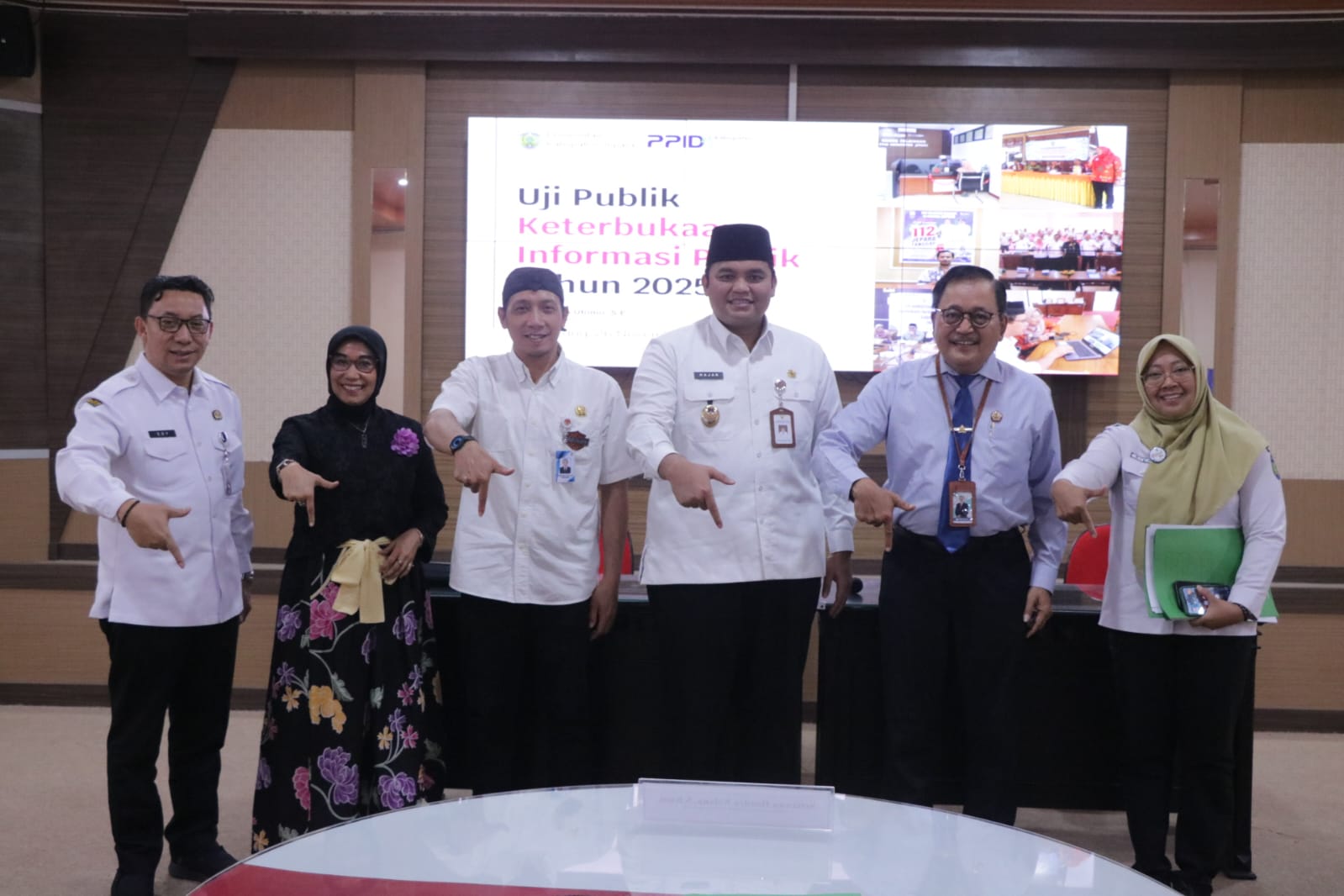 TERBUKA: Gus Hajar (tiga dari kanan) usai paparan Kabupaten Informatif.