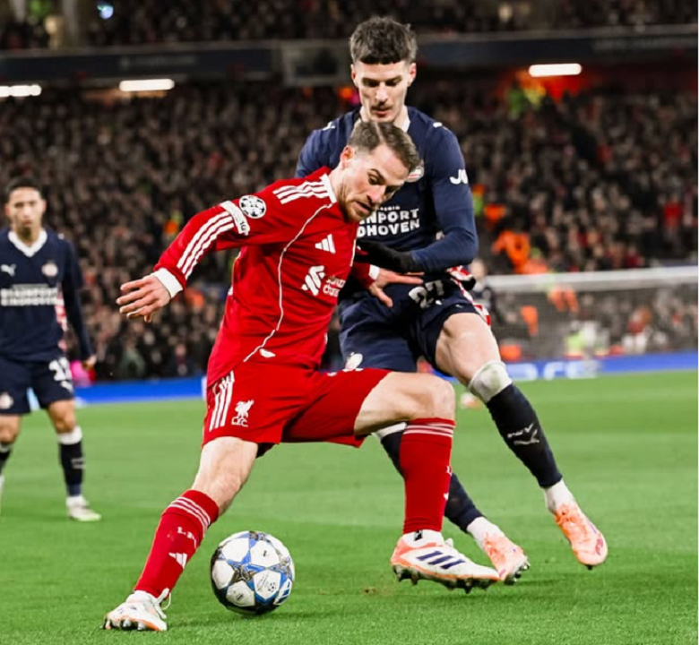 Mac Allister - Liverpool saling berebut bola dengan pemain PSV Eindhoven