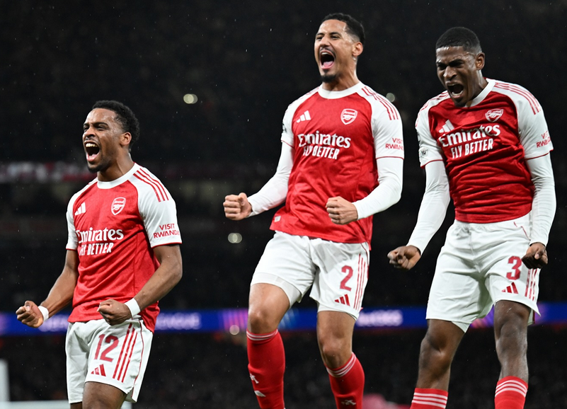 Julien Timber selebrasi saat mencetak gol pertama Arsenal melawan Bayern Munich di Emirates Stadium