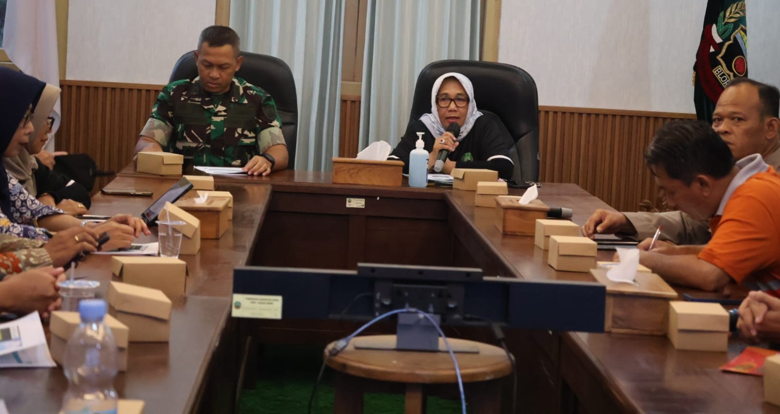 TEGAS: Wakil Bupati Blora, Sri Setyorini saat memimpin rapat dengan berbagai pihak pasca adanya keracunan.