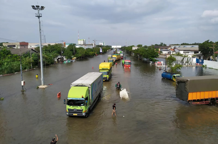 Jalan Raya Pantura Kaligawe - Genuk menjadi langganan banjir tiap tahun.