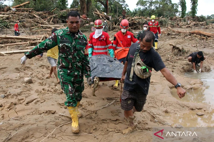 Tim SAR gabungan mengevakuasi korban banjir bandang di Desa Aek Garoga, Sumatera Utara, Jumat (28/11/2025).