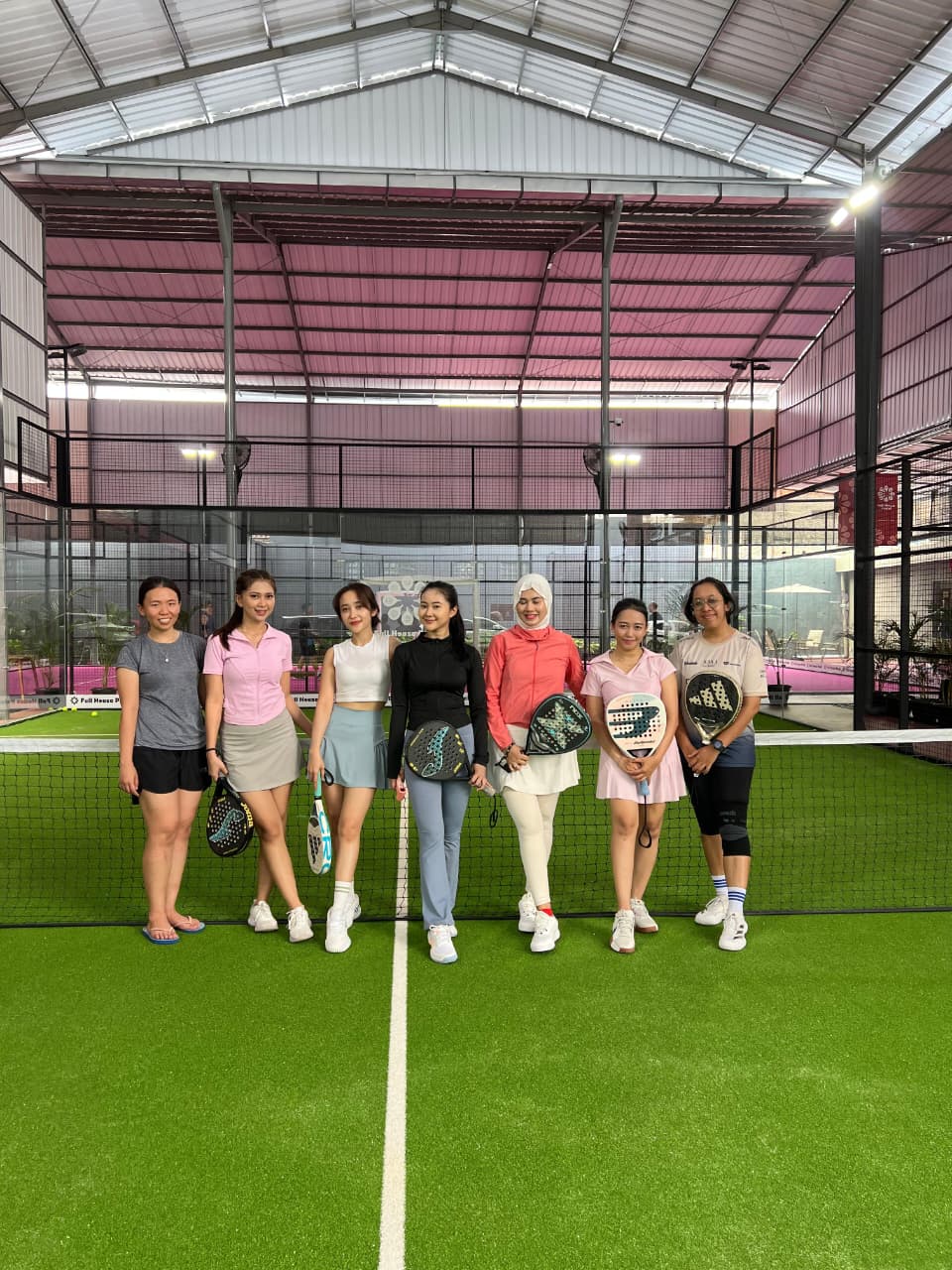 LIFESTYLE: Komunitas menengah atas saat  rurin berolahraga padel.
