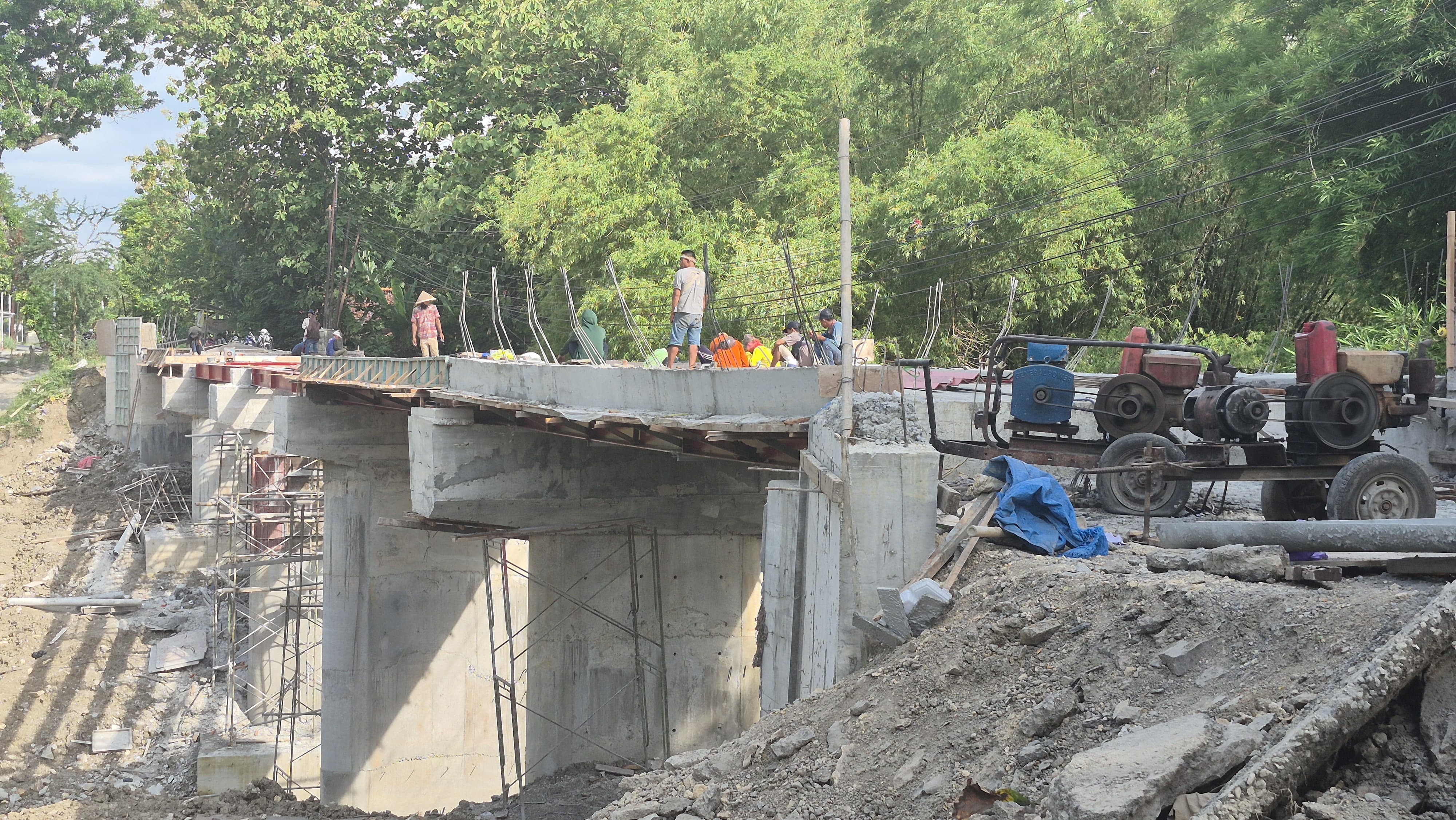 DIKEBUT: Pengerjaan jembatan Kedungwungu Pulokulon saat dikebut perbaikan.