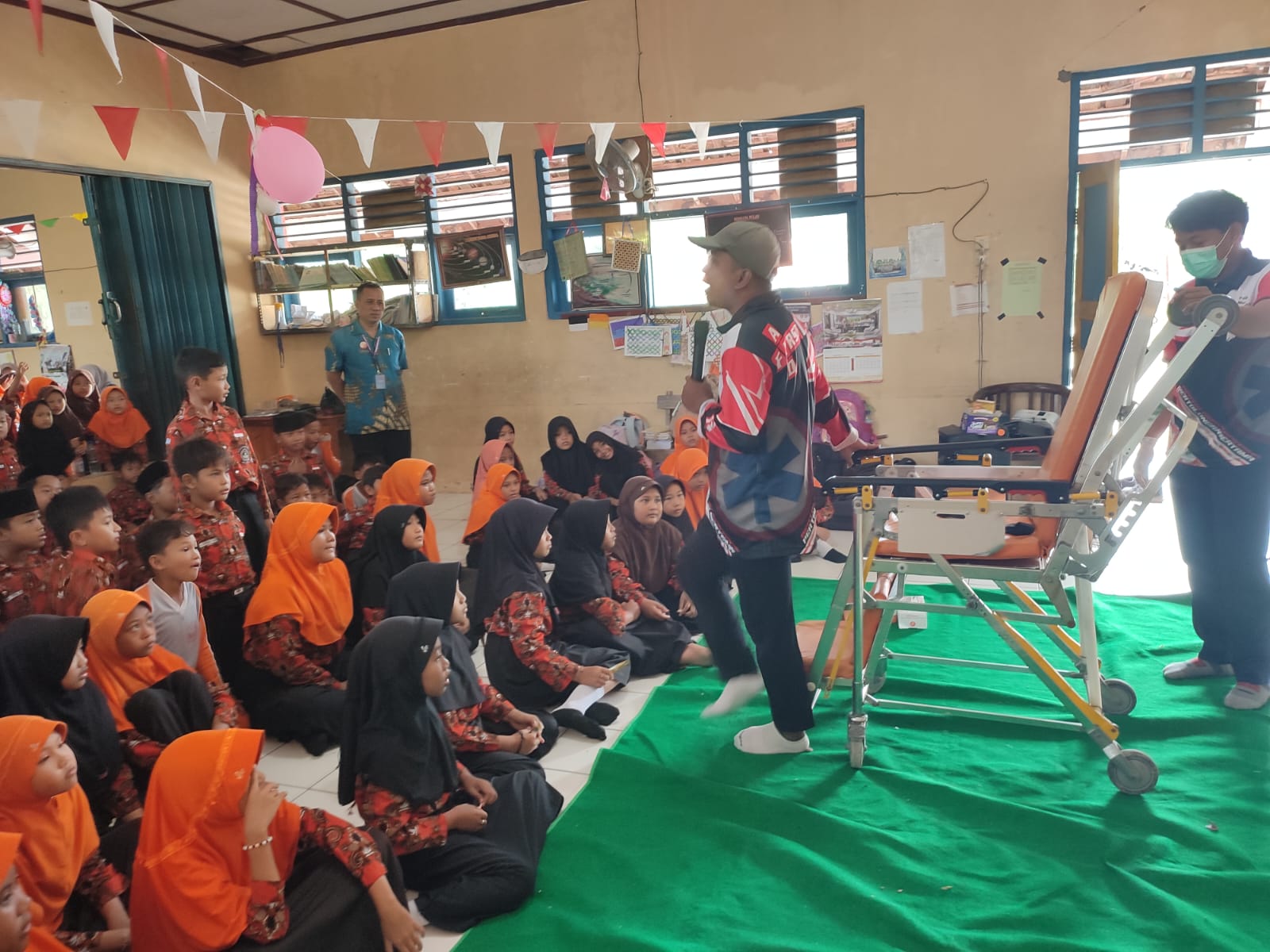 PRAKTIK: PMI Grobogan saat memberikan edukasi pertolongan pertama ke SDN 2 Kenteng Kecamatan Toroh.