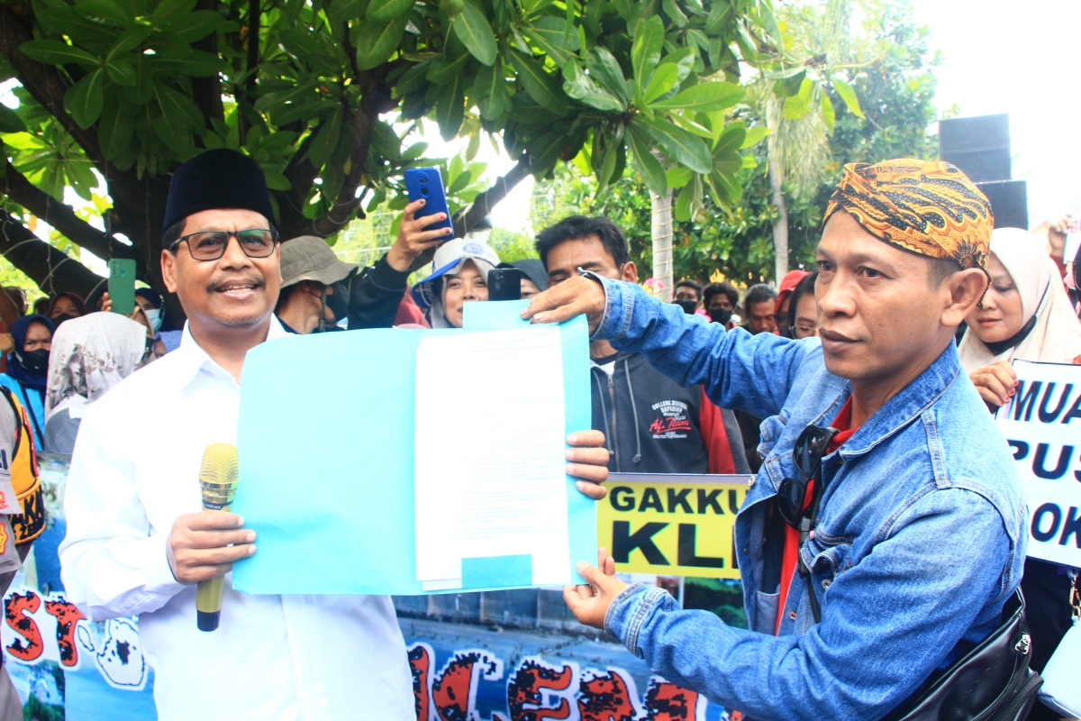KOMITMEN BERSAMA: Bupati Rembang Harno bersama perwakilan warga telah bersepakat mengawal permasalahan limbah yang ditimbulkan dari pabrik di Banyudono, Kaliori, kemarin.
