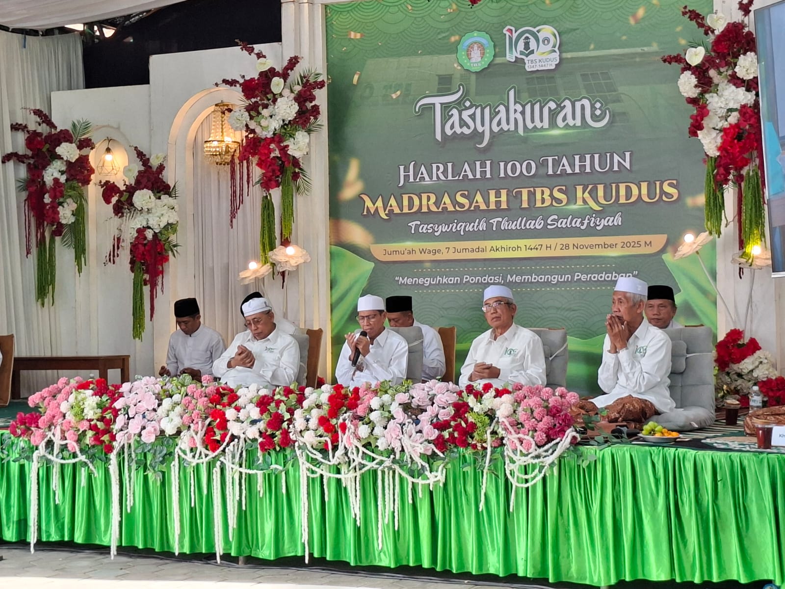 Tasyakuran yang berlangsung di kompleks Yayasan TBS ini dihadiri sekitar 800 tamu undangan, mulai dari para rama kiai, pengurus pondok, jajaran Forkopimda, para rektor perguruan tinggi, Ketua PCNU
