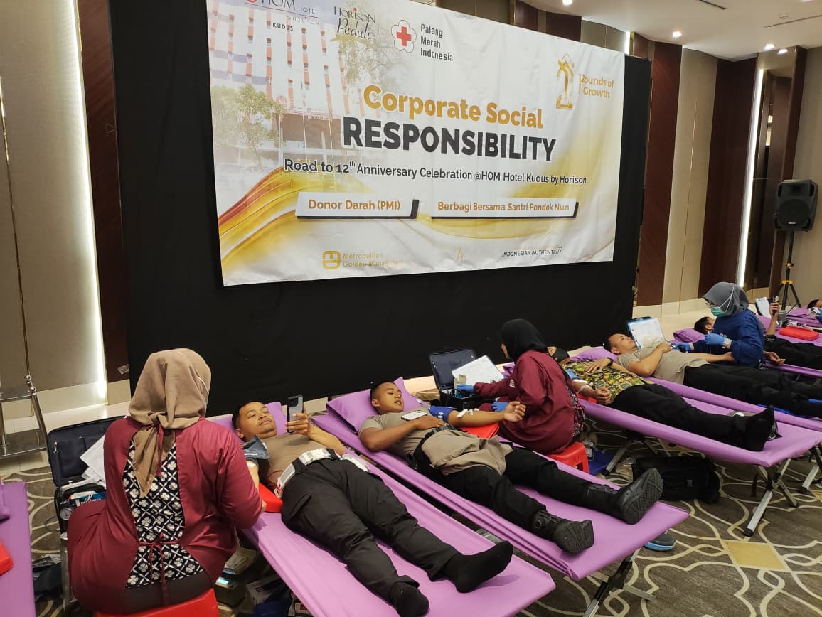 BERI DUKUNGAN: Sejumlah peserta mengikuti donor darah di @HOM Hotel Kudus.