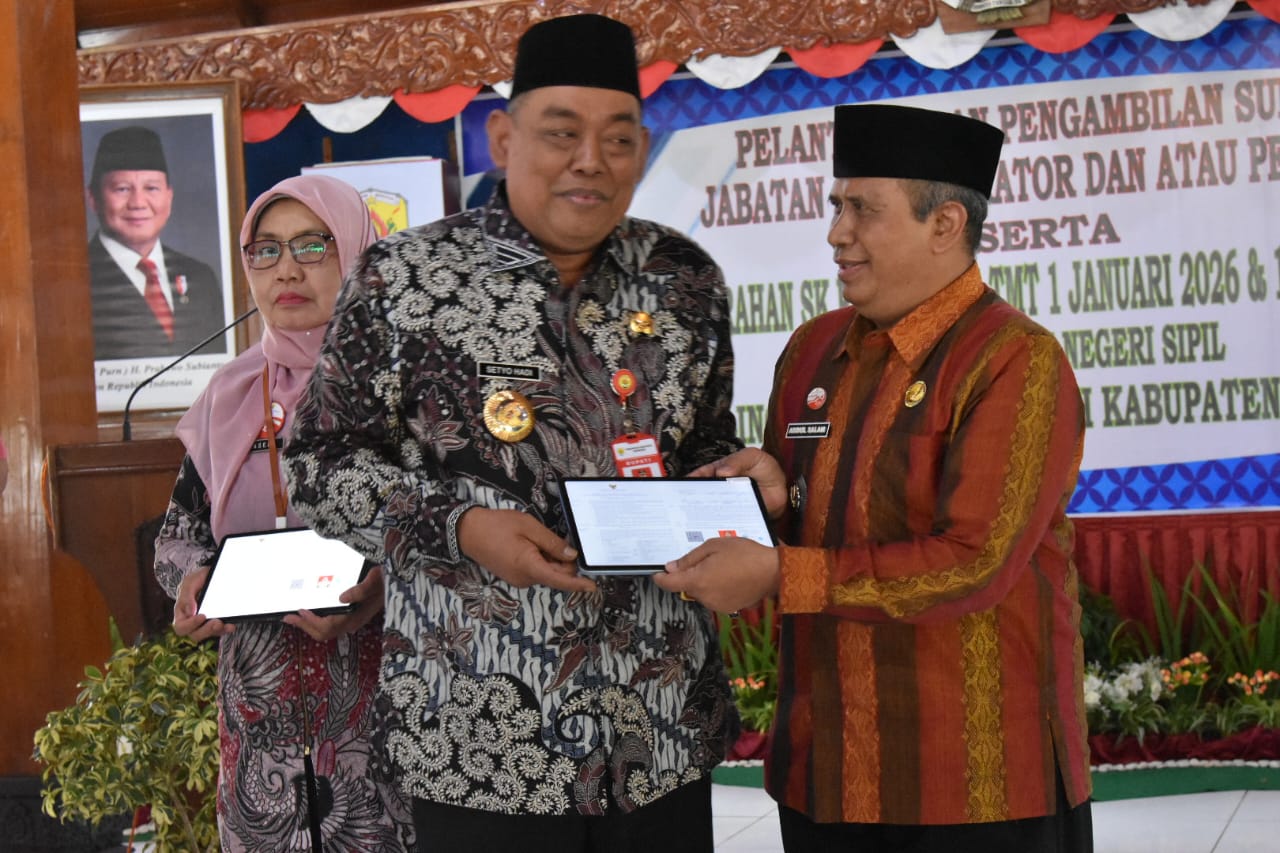 SERAHKAN SK PENSIUN &ndash; Bupati Grobogan Setyo Hadi menyerahkan SK Pensiun kepada 57 ASN dua diantaranya Camat Brati dan Tegowanu di Pendopo Kabupaten, Kamis (27/11).