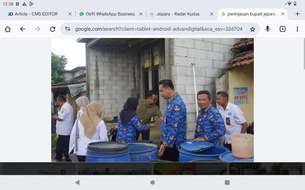 CEK: Bupati Jepara Witiarso Utomo meninjau penyaluran air Perumdam Tirta  Jungpara di wilayah Kedung belum lama ini.
