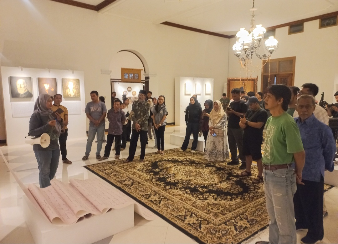KHIDMAT: Para pengunjung tengah dipandu menyisir setiap sudut dari Musuem Kartini, dan menyaksikan replikasi surat yang ditulis Kartini.