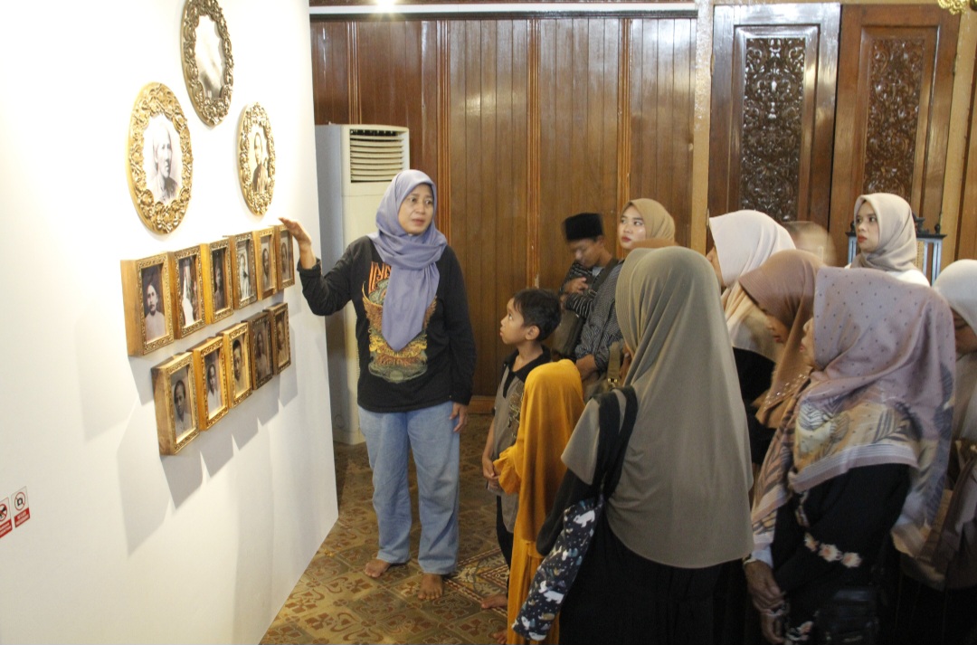 MENARIK: Susindra tengah menjelaskan silsilah keluarga kepada pengunjung museum.