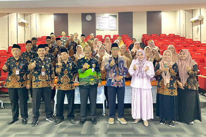 Kepala MAN 2 Kudus, Ali Musyafak (empat dari kanan), beserta tenaga Kependidikan dan sebagian guru MAN 2 Kudus, melakukan foto bersama&nbsp;dengan Ombudsman RI Perwakilan Jawa Tengah.